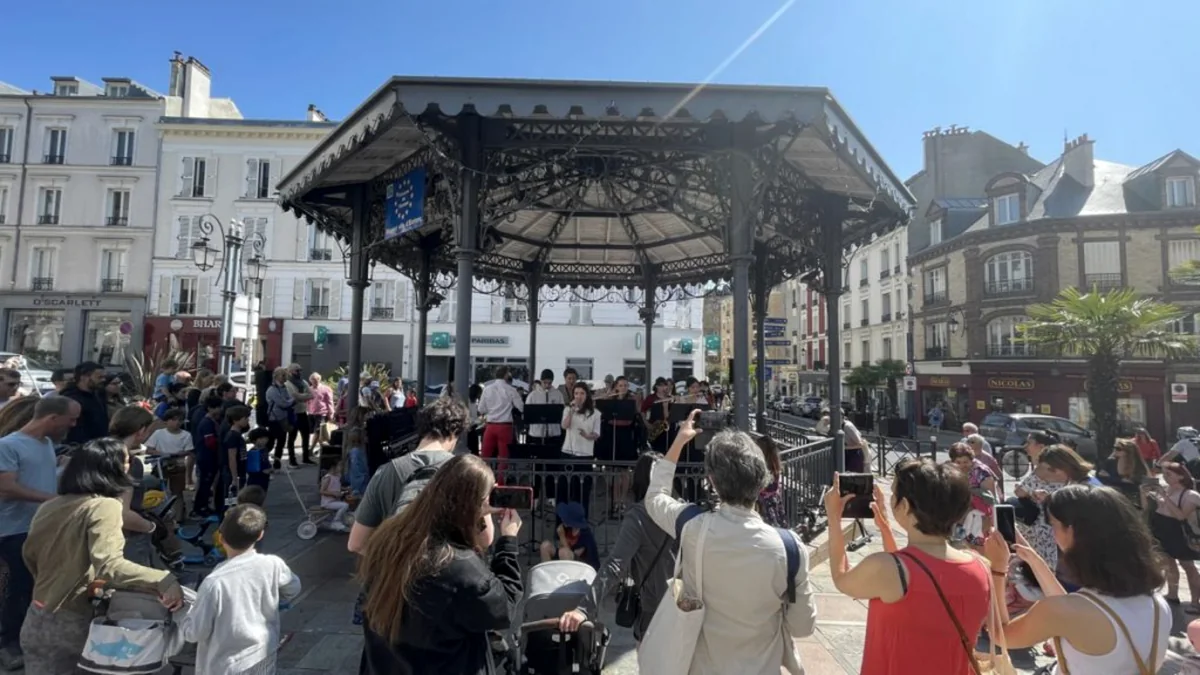 Scène de vie locale autour du kiosque de Nogent-sur-Marne